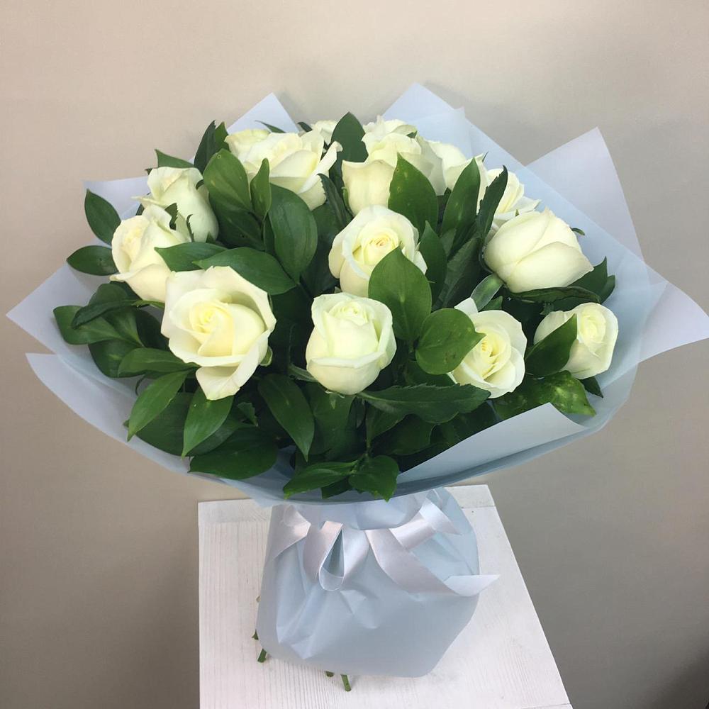 Букет 15 Белых роз Проуд в Мысхако