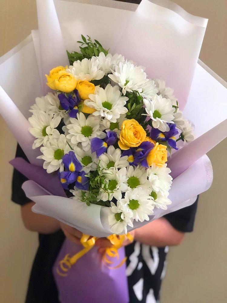Букет цветов из: Ирисы, Хризантемы и Розы в Мысхако