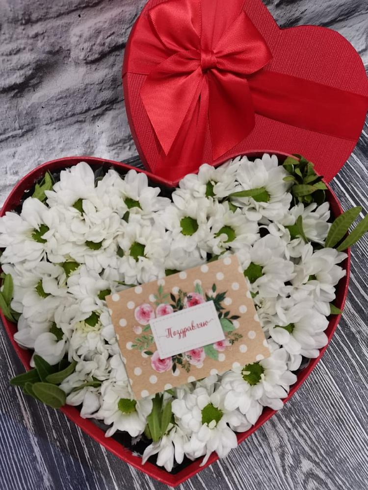 Цветочная композиция из Хризантемы в виде сердца в Мысхако